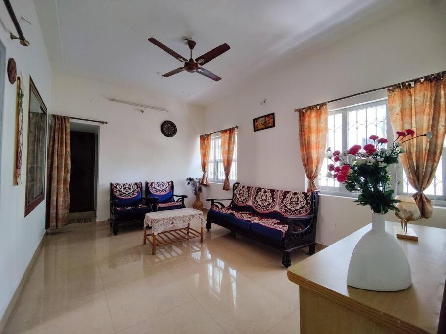 Comfy 2-Bedroom House In Sanjaynagar, Bengaluru Bangalore Exterior foto