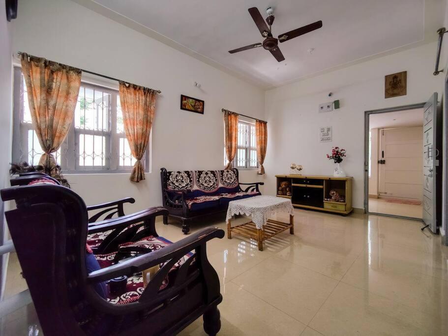 Comfy 2-Bedroom House In Sanjaynagar, Bengaluru Bangalore Exterior foto